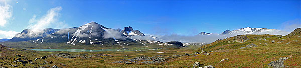 Am Vuojnesluobbala mit Ähpár- und Sarek-Massiv