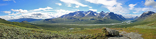 Panorama mit Gådoktjåhkkå-Massiv und Rapadalen