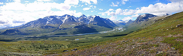 Panorama mit Gådoktjåhkkå-Massiv und Rapadalen