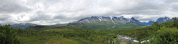 Blick vom Lulep Vássjájågåsj zum Gådoktjåhkkå-Massiv