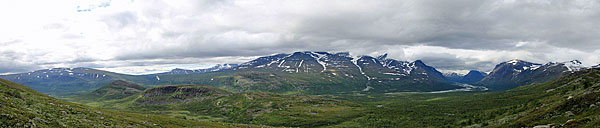 Blick vom Lulep Vássjájågåsj zum Gådoktjåhkkå-Massiv