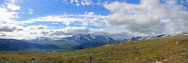 Blick zum Gådoktjåhkka- und Pårte-Massiv