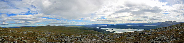 Ebene östlich des Slieŋgetjåhkkå