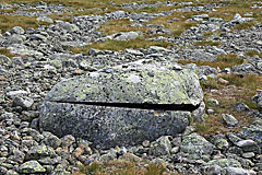 Gespaltener Felsen östlich des Slieŋgetjåhkkå