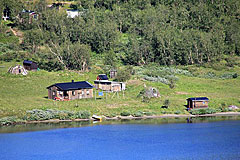 Häuser von Stáloluokta am Luoppal