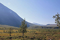 Blick zum Pass zwischen Sjnjuvtjudis und Áhkka