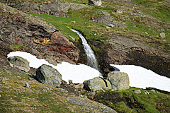 Kleiner Wasserfall in der Abendsonne