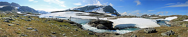 Sommerbrücke über den Abfluss des Nutavatnet