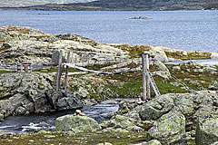 Sommerbrücke über den Abfluss des Sandåvatnet