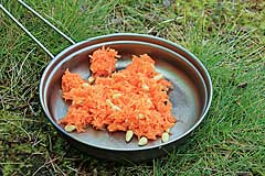 Karottensalat mit Pinienkernen