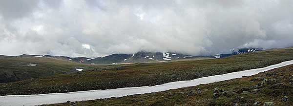 Schneebrücke über den Sähkokjåhkå 