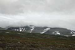 Wolken hängen über den Pårtetjåkkå