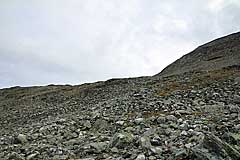 Aufstieg zur Terrasse an der Westflanke des Loametjåhkkå