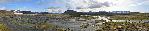 Fluss vom Gletscher Oarjep Luohttojiegŋa mit Blick zum Nåite