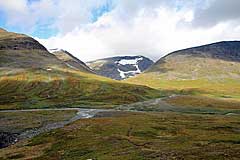 Mündung des Niejdariehpjågåsj in der Álggajåhkå