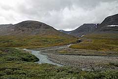 Mündung des Niejdariehpjågåsj in den Álggajåhkå