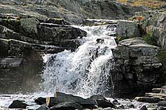 Wasserfall im Fluss vom Málmmatjåhkkå