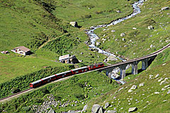 Steinstafel-Alp mit Zug der Furka-DFB