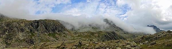 Wolken ziehen über die Gebirgszug an der Fuorcla Grevasalvas