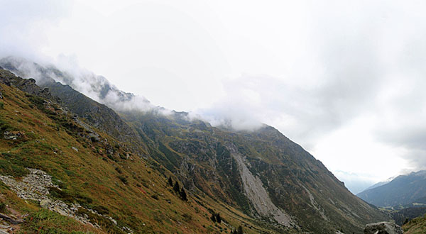 Wolken liegen am Pass Bocchetta de Curciusa