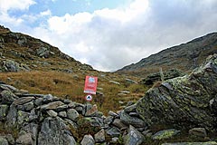 Steinmauer der Alp Areua