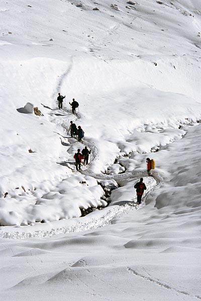 Durch den Neuschnee in das Lochbachtal