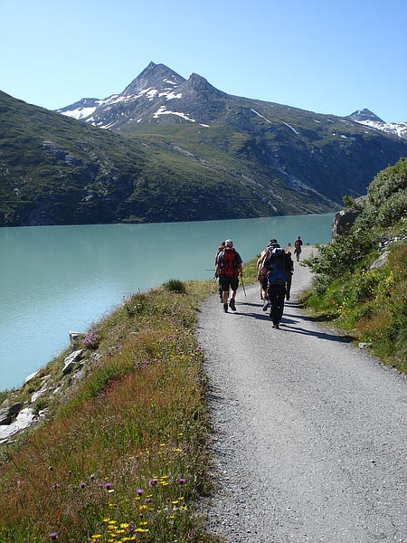 Am Stausee Mattmark entlang