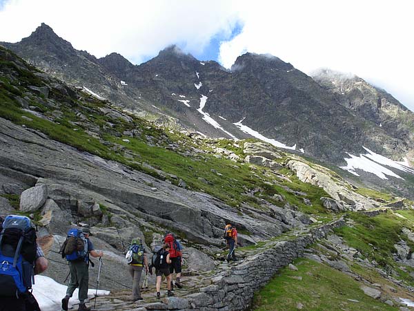 Mit einer gleichmässigen Steigung geht es auf den Pass Colle del Turlo
