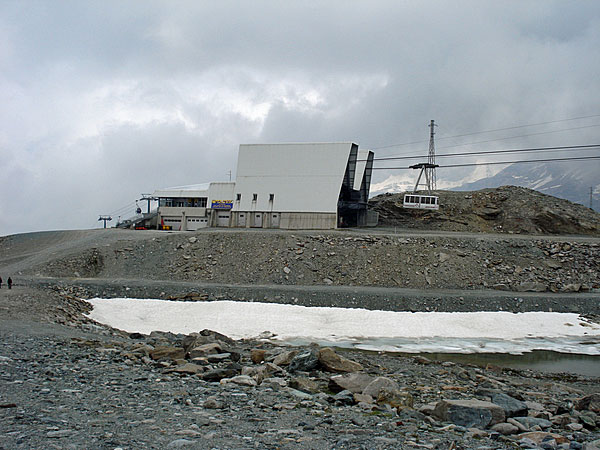 Mittelstation der Seilbahn auf den Testa Grigia am Lago Cime Bianche