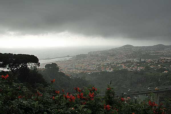 Wolken hängen tief über Funchal