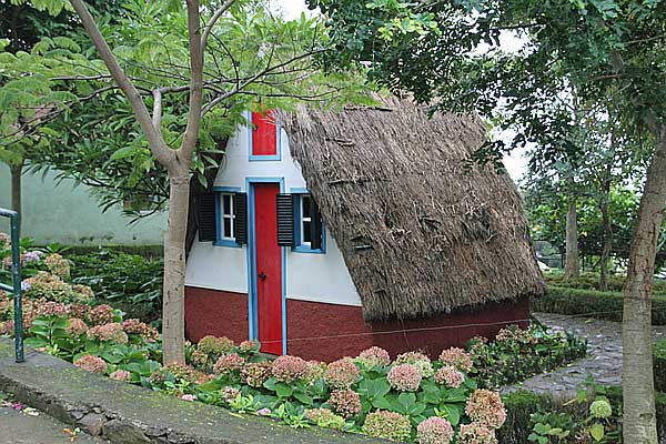 Haus mit Strohdach