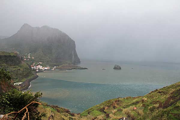 Bucht von Porto da Cruz und Adlerfelsen