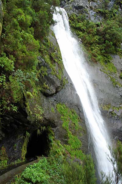 Tunnelausgang mit Wasserfall