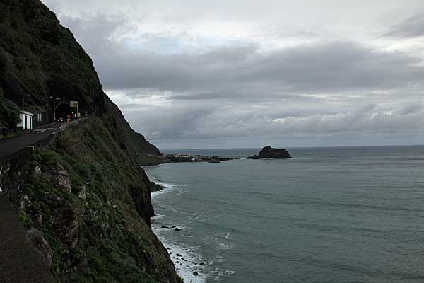 Blick die Küste entlang nach Porto Moniz