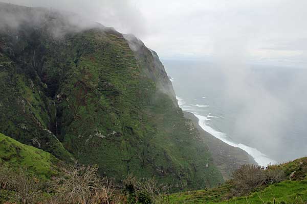 Steilküste und Calhau das Achadas