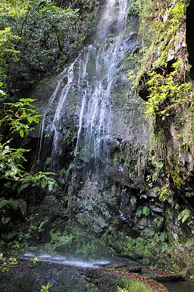 An kleinen Wasserfällen vorbei