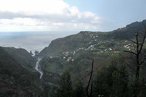 Blick zu den Felsen Ilhéu da Ribeira da Janela