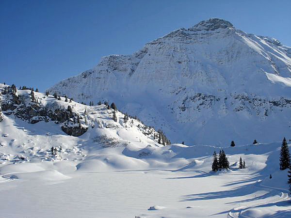 Verschneiter Körbersee mit Juppenspitze