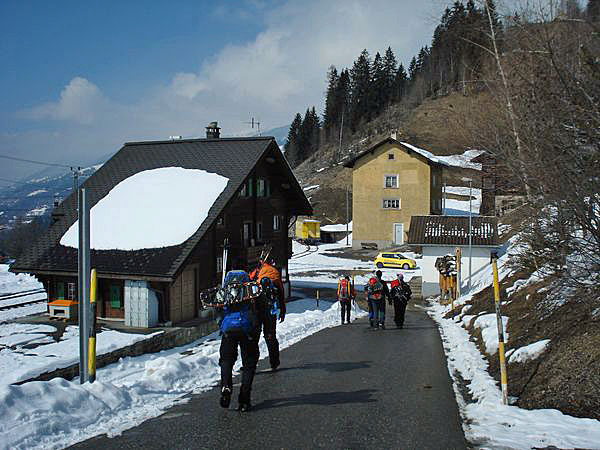 Zum Bahnhof in Langwies