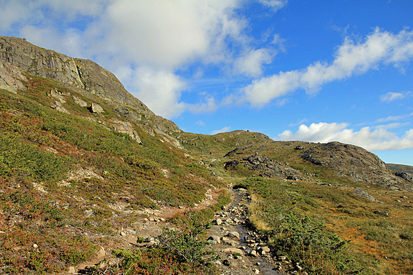 Anstieg an der Ostflanke des Veslfjellet entlang