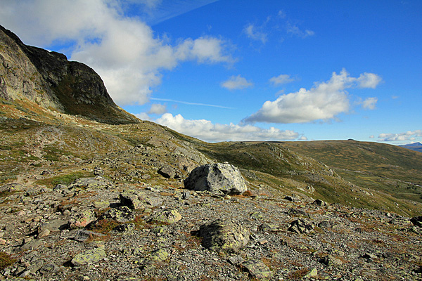 An der Ostflanke des Veslfjellet entlang