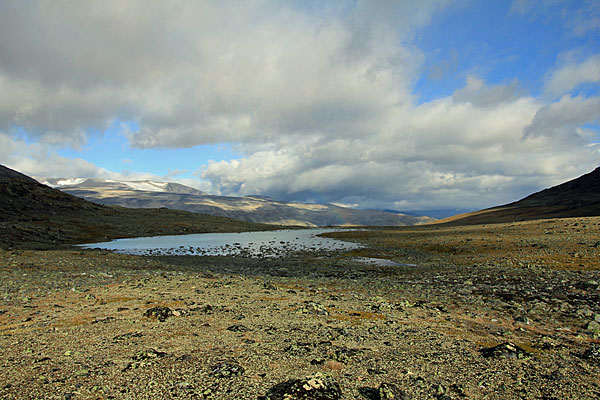 Blick über den kleinen See unterhalb des Leirtjønne