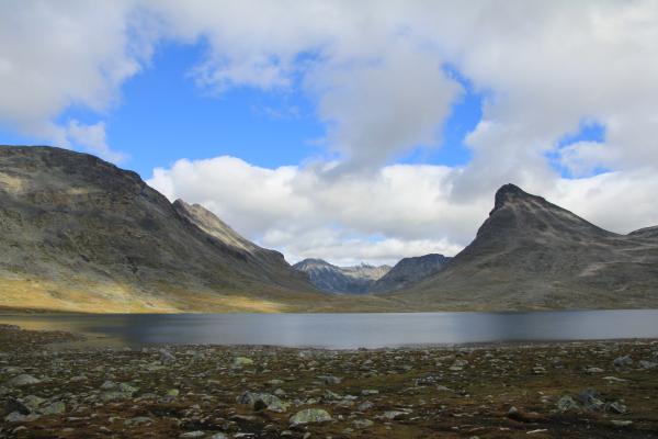 Blick über den Leirvatnet zur Kyrkjeglupen-Schlucht und Kyrkja