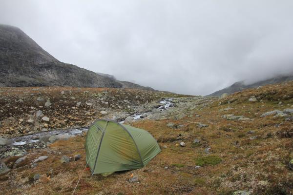 Zeltplatz am Fluss zwischen Nedre Høgvagltjønnen und Langvatnet