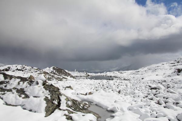 Kleine Seen auf der verschneiten Memurutunga-Ebene