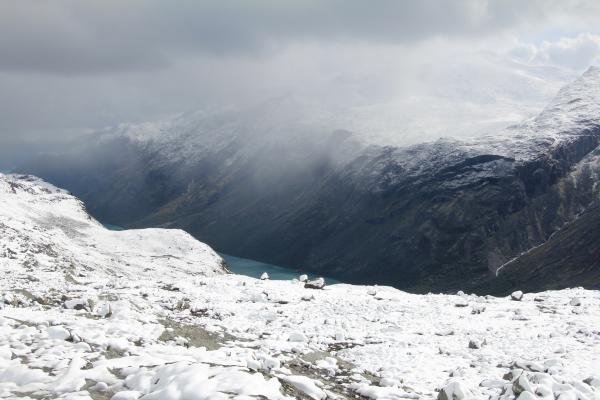 Ein Blick zum türkisblauen Wasser des Gjende-Sees
