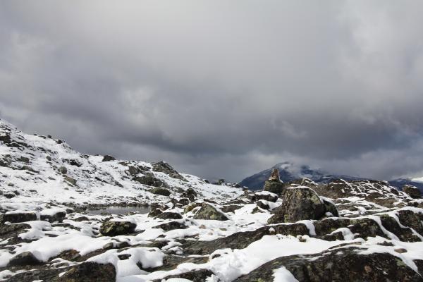 Steine, Schnee und Steinmännchen