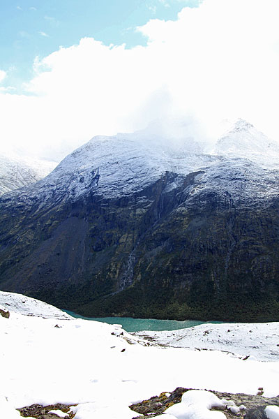 Ein Blick zu türisblauen Wasser des Gjende-Sees