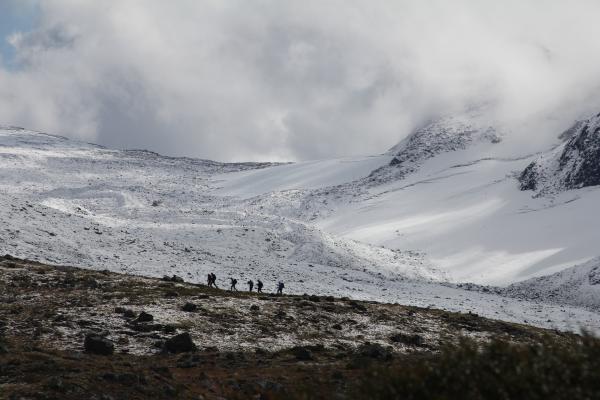 Wanderer im Aufstieg zum Sjugurdtindtjønne