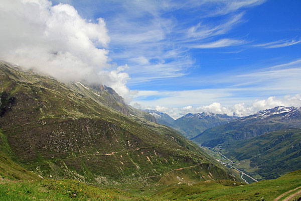 Blick zum Oberalppass und Pazolastock